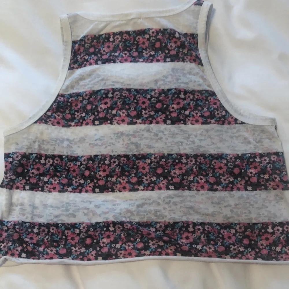 👀4/$25 Ardene XL Lightweight Floral burn out Crop Top - Picture 4 of 4